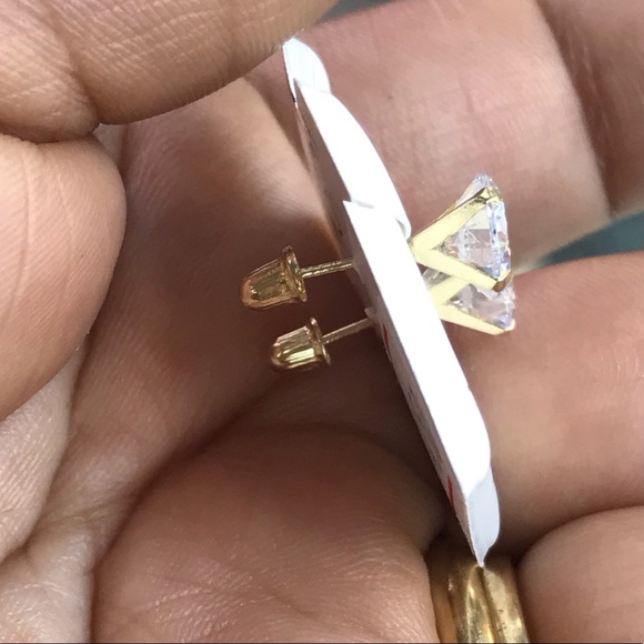 14k yellow gold 6mm White round cut cz w screwback - Picture 3 of 3
